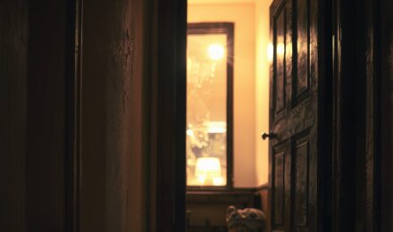 Chicago apartment entrance with missing deadbolt lock on front door