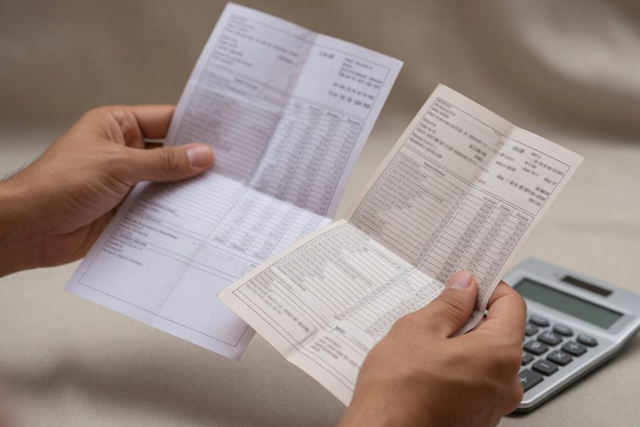 Infographic comparing traditional PPO vs HDHP costs for a single parent family